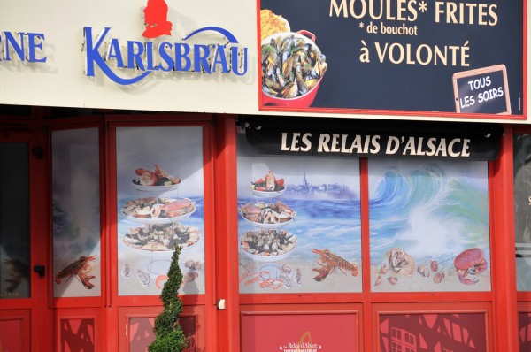 SIGNALÉTIQUE & ENSEIGNES : Vitrines avec adhésif<br>micro perforé à Saint-Malo